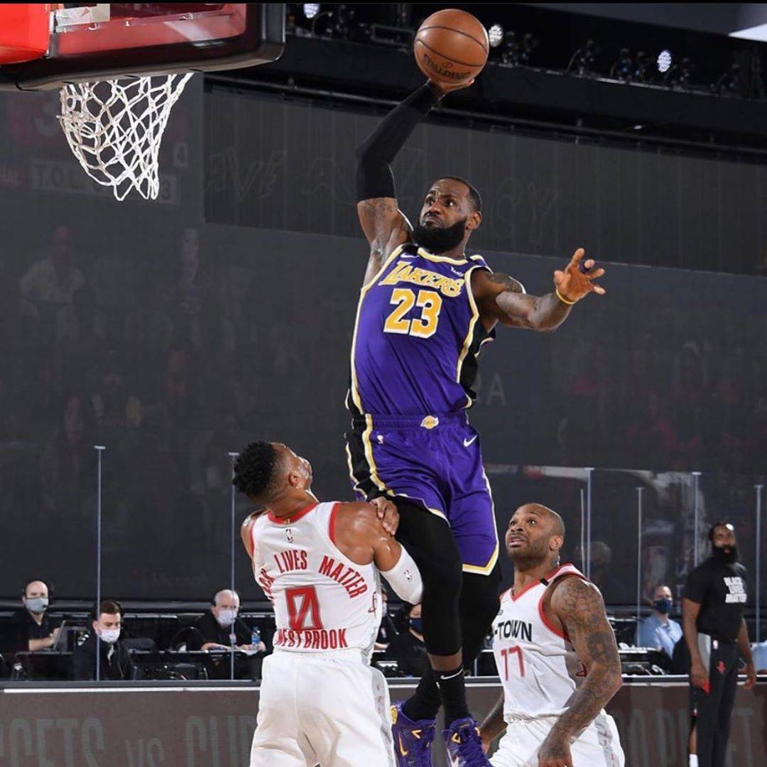 湖人浓眉哥篮下统治力助球队获胜（浓眉内线统治，湖人取胜）