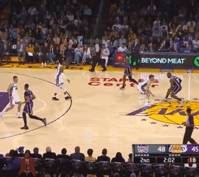 前锋终结进球荒，庆祝动作感动球迷（射手终结球荒，暖心庆祝打动球迷）