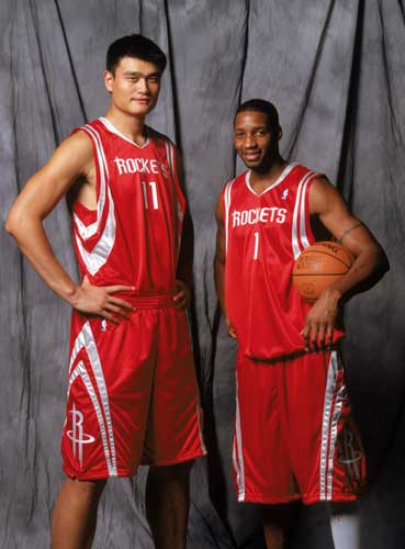 詹姆斯关键助攻锁定胜利（詹姆斯送出致胜助攻）