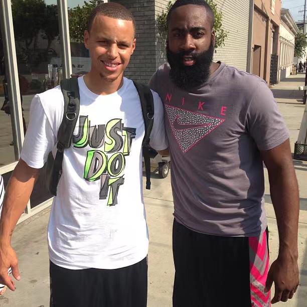 胡尔克完成职业生涯500球里程碑，球迷打出巨型TIFO致敬（胡尔克达成生涯500球壮举，球迷以巨型TIFO致敬）