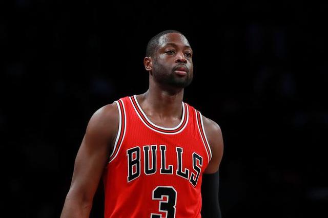 曼联后防频现漏洞遭球迷质疑（曼联防线屡现破绽，惹球迷不满）