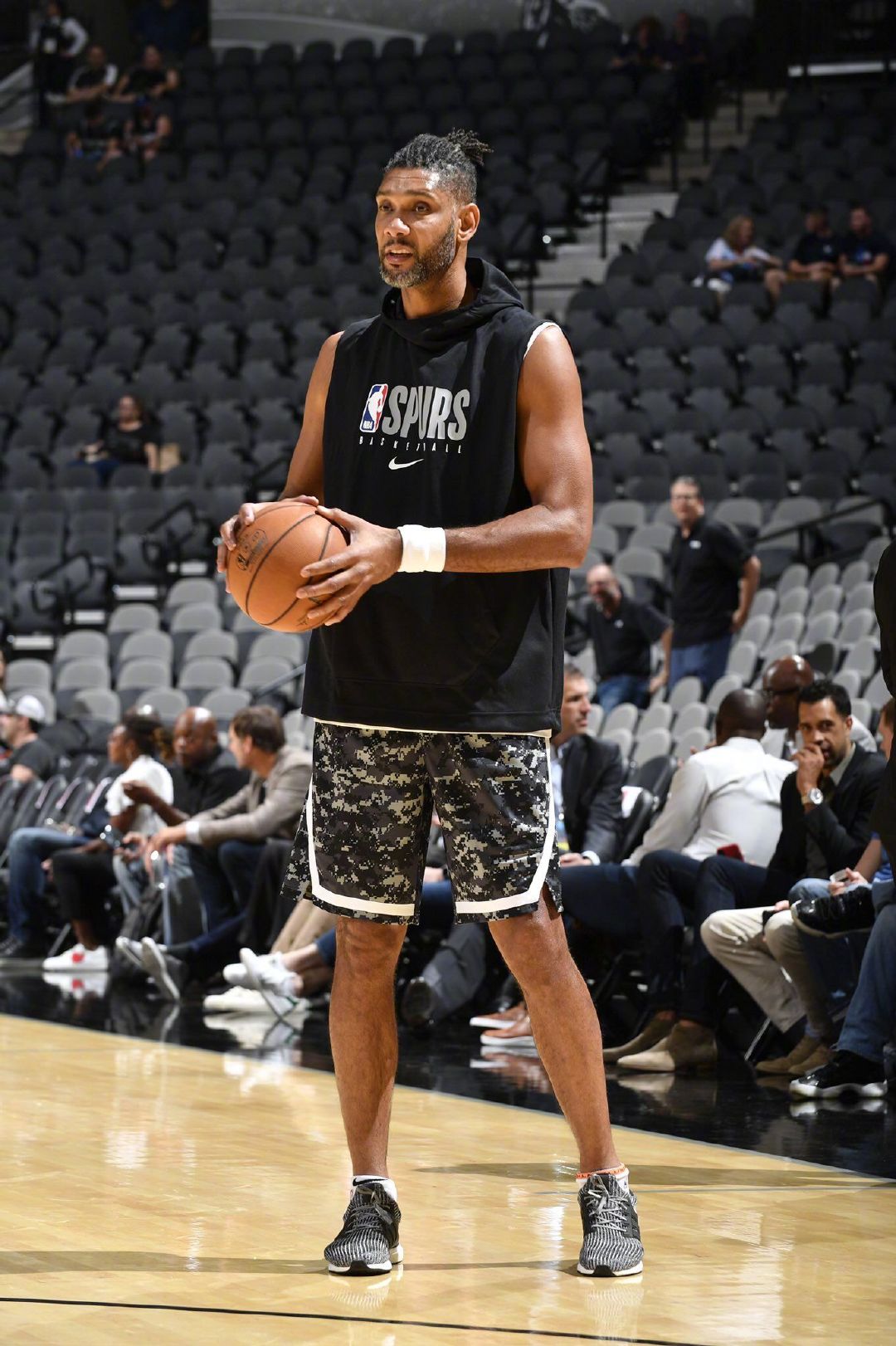 杜兰特空接暴扣，全场掌声雷动（杜兰特空接重扣，现场掌声如潮）