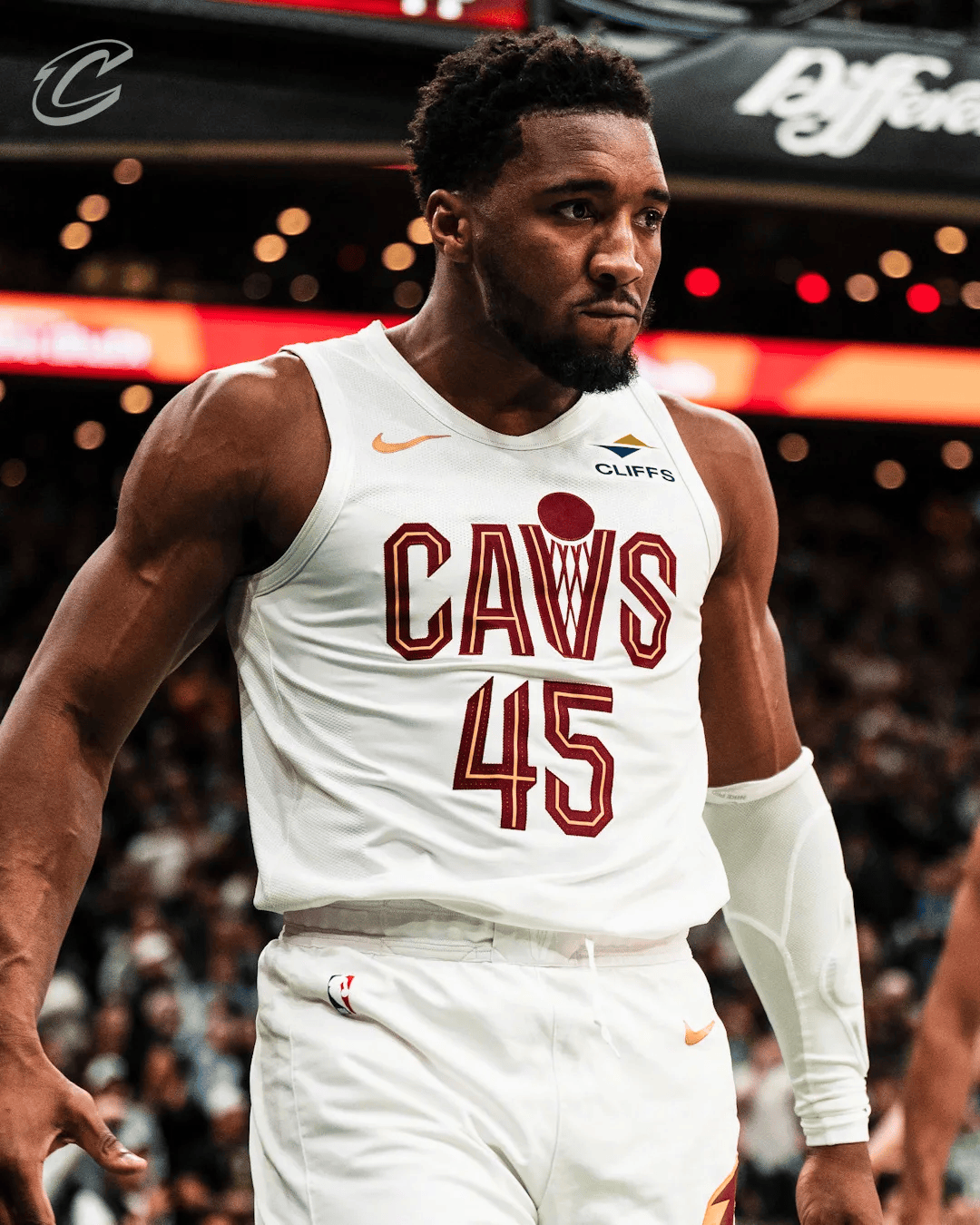 欧冠半场：里奥斯乱战破门，本菲卡暂1-0那不勒斯（欧冠半场战报：里奥斯混战中破门，本菲卡暂以1-0领先那不勒斯）