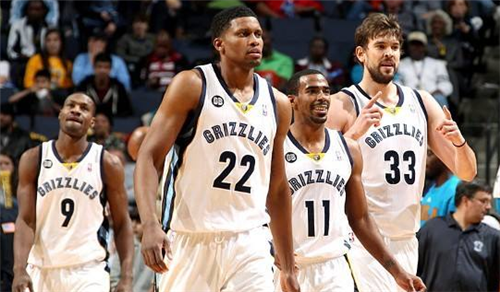 图片报：基米希在加练角球，本赛季他利用角球已送出四次助攻（图片报：基米希苦练角球，本赛季角球助攻已达4次）