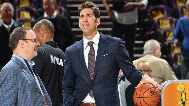 欧文关键助攻制胜（欧文终场前妙传定胜局）