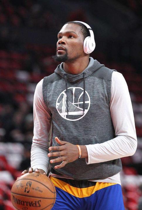 手感火热！里夫斯半场8中6贡献19分5篮板（手感爆棚！里夫斯半场8投6中拿下19分5篮板）